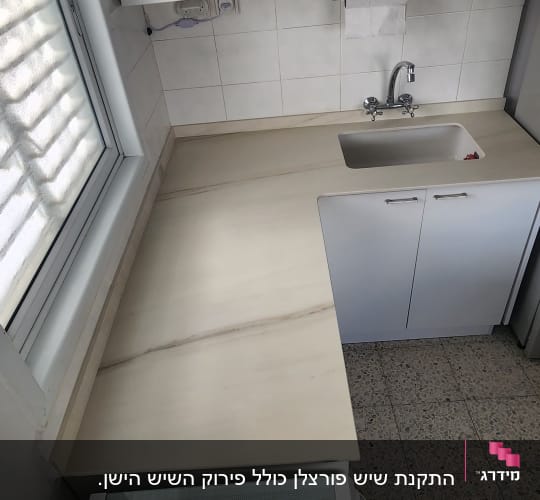 משטח שיש במטבח עם כיור וברז
